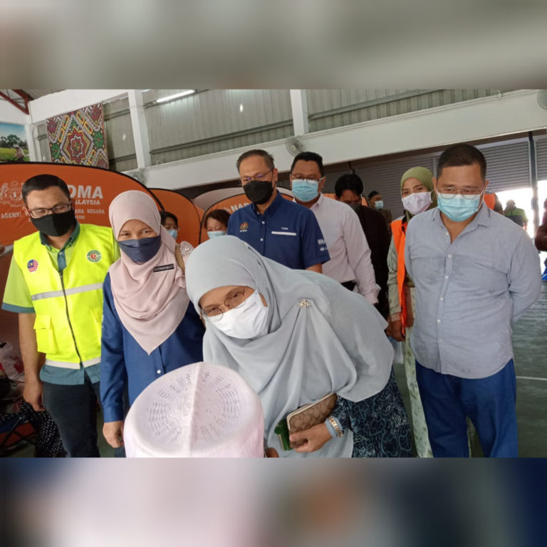Jafery (kanan) mengiringi Siti Zailah ketika melawat dan menyampaikan bantuan kepada mangsa yang terjejas akibat kebakaran di Kampung Suok Batu, Kapayan, Kota Kinabalu.