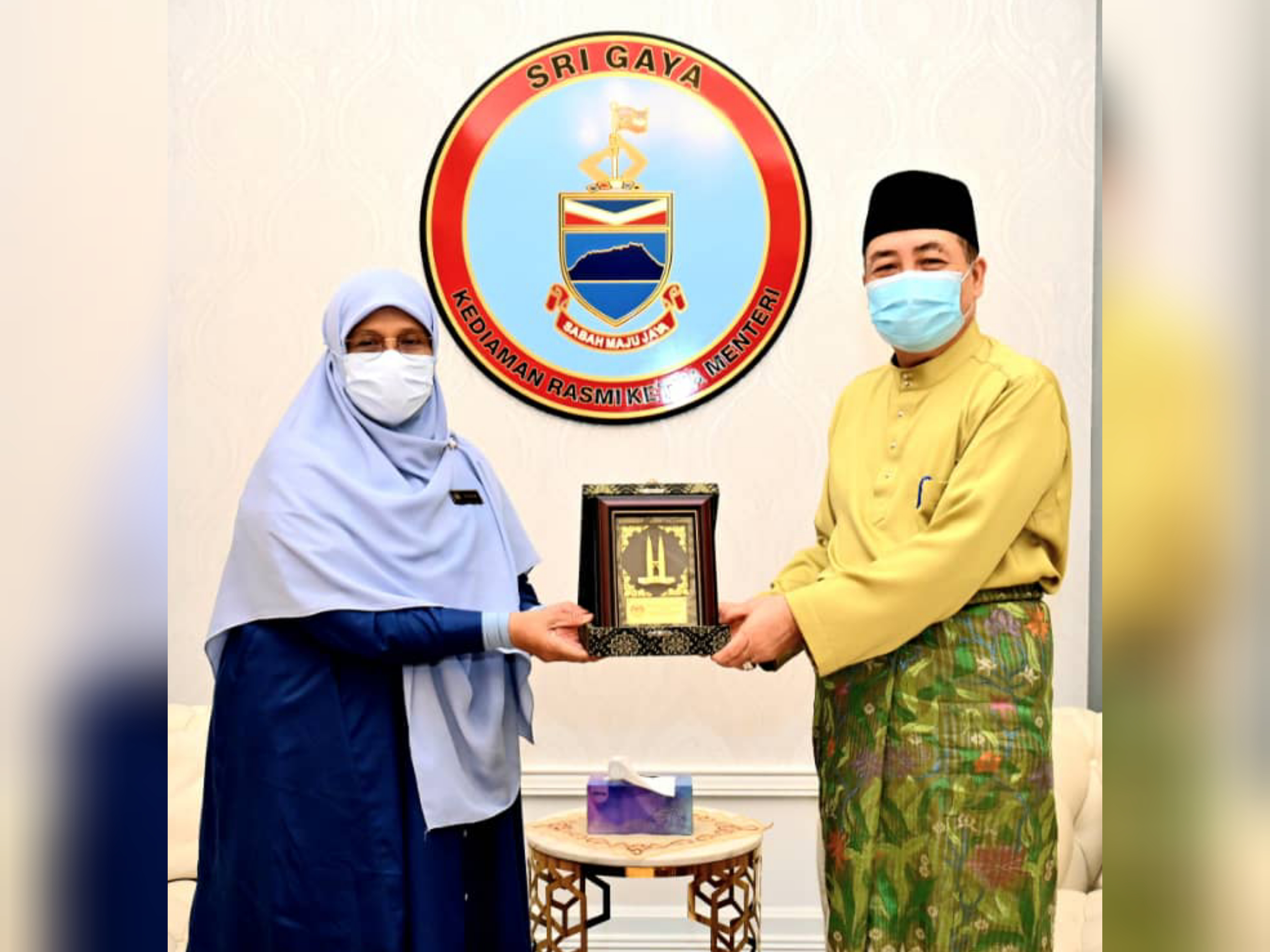 Ketua Menteri, Datuk Seri Hajiji Noor menerima cenderamata daripada Dato' Siti Zailah Mohd Yusoff semasa kunjungan itu.