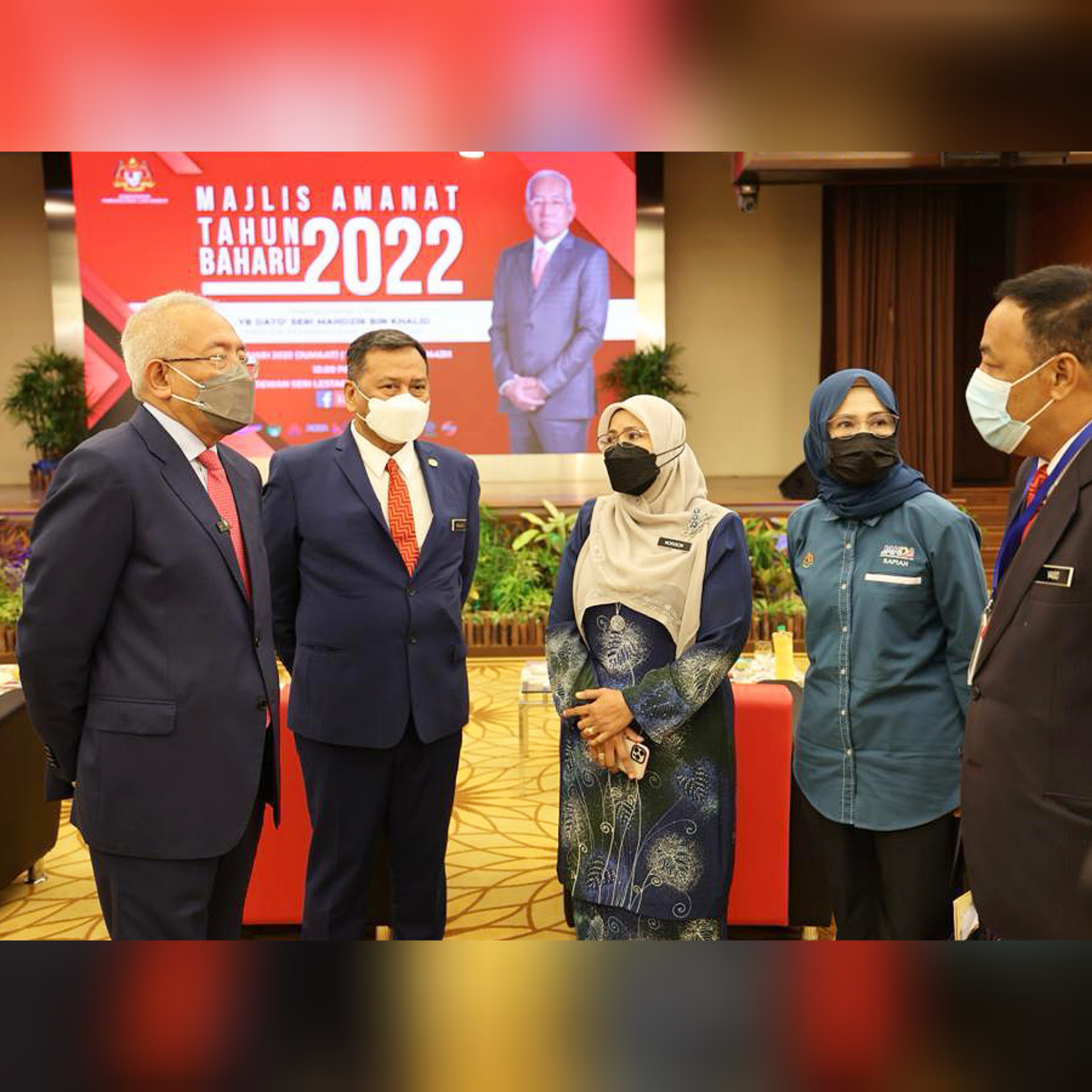 Mahdzir (kiri) berbual dengan kakitangan KPLB semasa Majlis Amanat Tahun Baharu 2022 KPLB di Putrajaya.