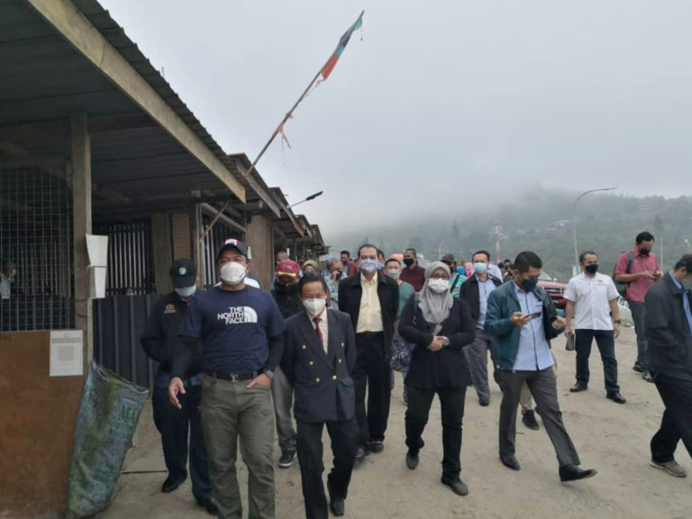Badrul (kiri) diiringi Simon (dua kiri) bersama rombongan ketika melawat gerai pekan Kundasang.