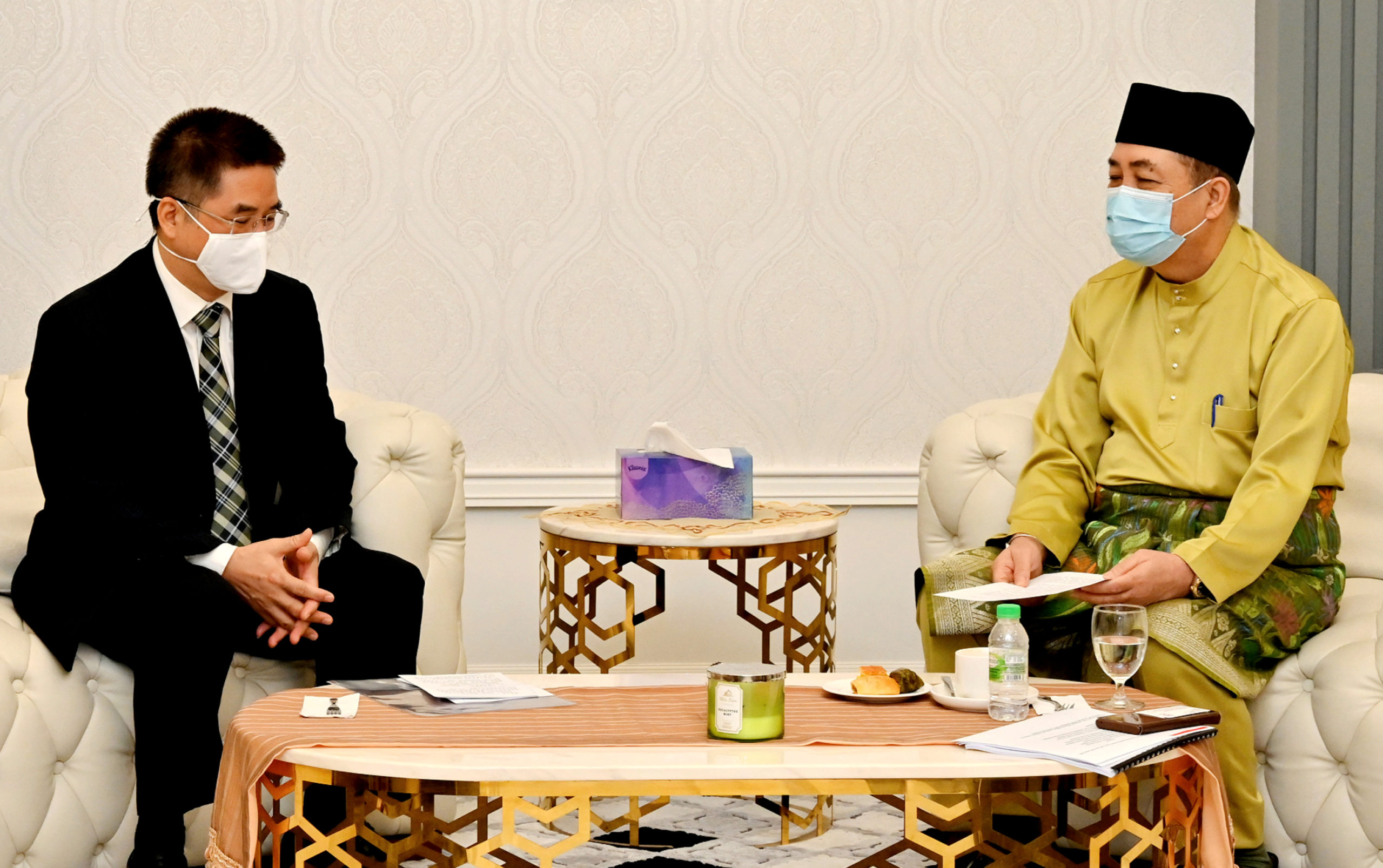 Ketua Menteri, Datuk Seri Hajiji Noor berbincang dengan Liang Caide di kediaman rasminya di Sri Gaya, pada Jumaat.
