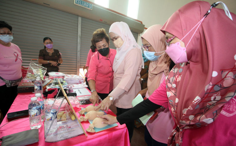Isteri Ketua Menteri, Datin Seri Juliah Salag (tiga dari kanan) diiringi Pengerusi Kinabalu Pink Ribbon, Laura Bazan (empat dari kanan) melawat ruang pameran ketika hadir pada Kempen Kesedaran Kanser Payudara Kinabalu Pink Ribbon di Dewan Datuk Patrick Jilan, Kampung Selupoh, Tuaran pada Sabtu.