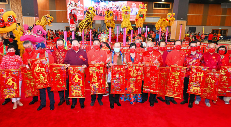 Hajiji (tengah) bergambar beramai-ramai bersama para jemputan selepas pelancaran Festival Tarian Naga, Unicorn dan Singa Tahun Baharu Cina 2022 anjuran Persatuan Komuniti Cina Sabah Bersatu Kota Kinabalu (USCCAKK) di SICC di sini hari ini.