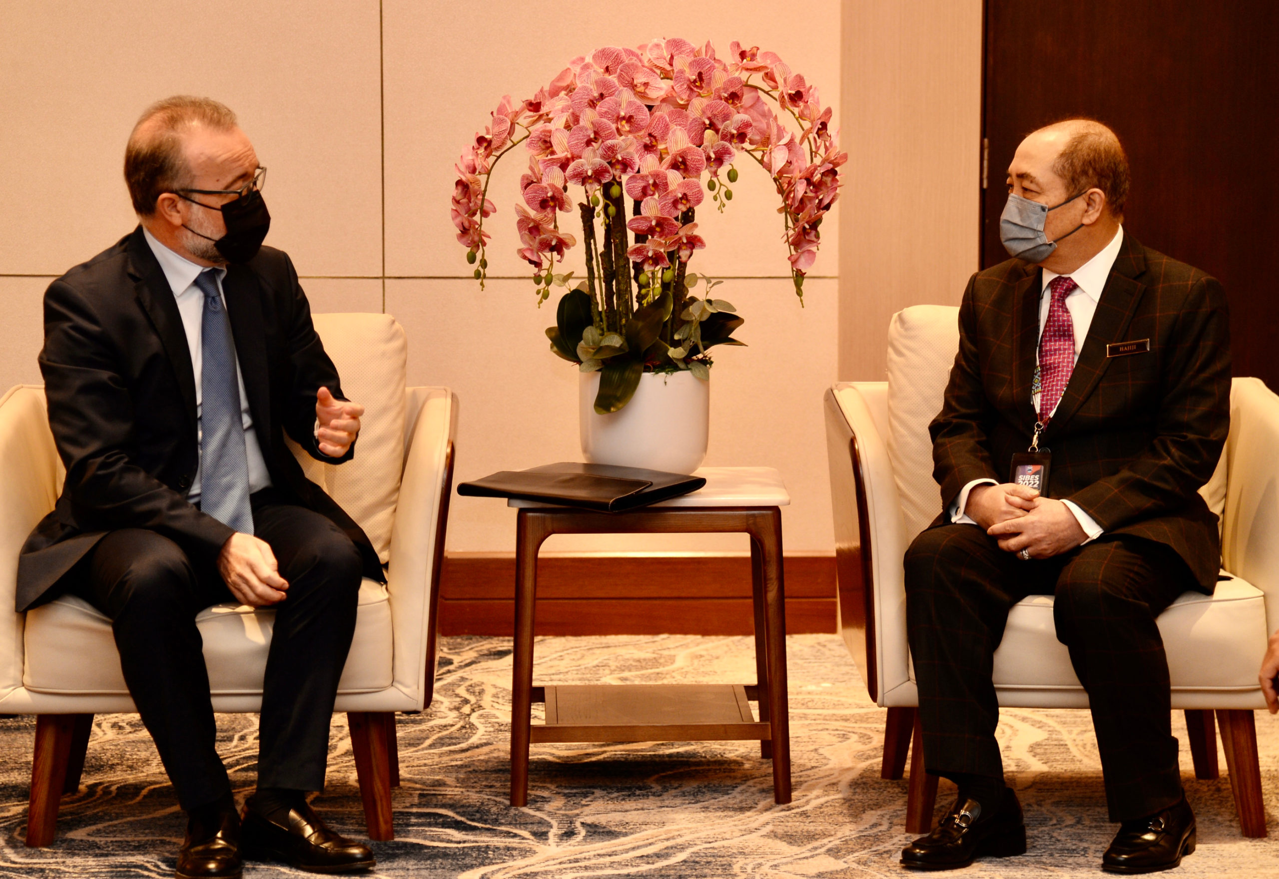 Duta Besar Sepanyol ke Malaysia Jose Miguel Corvinos Lafuente (kiri) berbincang dengan Ketua Menteri Datuk Seri Hajiji Noor semasa kunjungan hormat selepas perasmian SIBES di SICC pada Isnin.