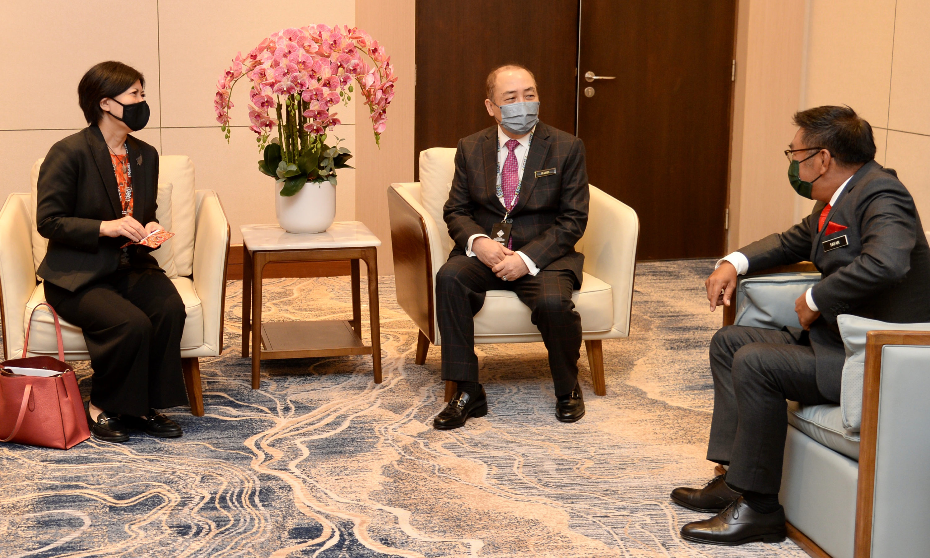 Pesuruhjaya Tinggi New Zealand ke Malaysia Pam Chong Dunn (kiri) bertemu Ketua Menteri Datuk Seri Hajiji Noor selepas majlis perasmian SIBES di SICC pada Isnin. Turut kelihatan Setiausaha Kerajaan Negeri Datuk Seri Sr Safar Untong (kanan).