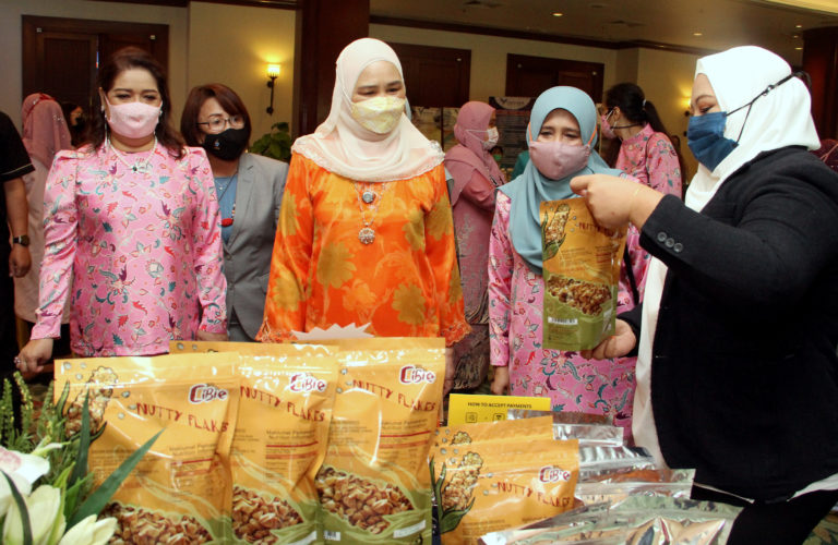 Isteri Ketua Menteri, Datin Seri Panglima Hajah Juliah Salag (dua dari kanan) diiringi Timbalan Setiausaha Tetap Kementerian Pembangunan Masyarakat Dan Kesejahteraan Rakyat merangkap Pengerusi Jawatankuasa Pelaksana Program, Myrna Jimenez (tiga dari kiri) melawat ruang pameran dan jualan ketika hadir pada Majlis Perasmian Program Kepimpinan Dan Pameran Keusahawan Wanita sempena Sabah International Business Economic Summit (SIBES) 2022 di Magellan Sutera Harbour Hotel & Resort di sini, hari ini.