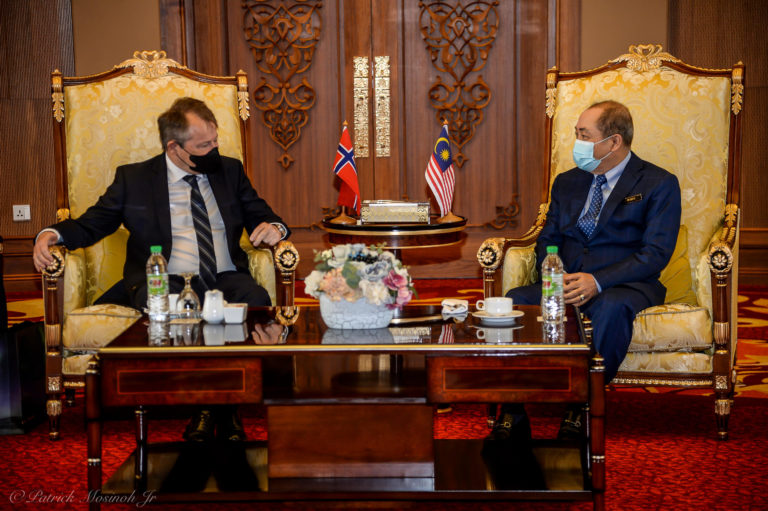 Ketua Menteri Datuk Hajiji Noor (kanan) menerima kunjungan daripada Duta Norway ke Malaysia, HE Morten Paulsen di Menara Kinabalu hari ini. - Foto Ihsan JKM
