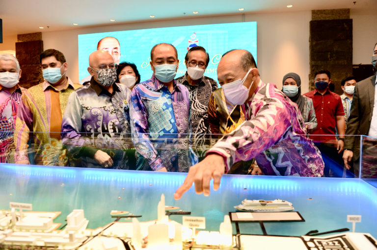 Pengarah Urusan dan Ketua Pegawai Eksekutif SBC Corporation Datuk Sia Teong Heng memberi taklimat kepada Ketua Menteri Datuk Seri Hajiji Noor mengenai projek Jesselton Quay.