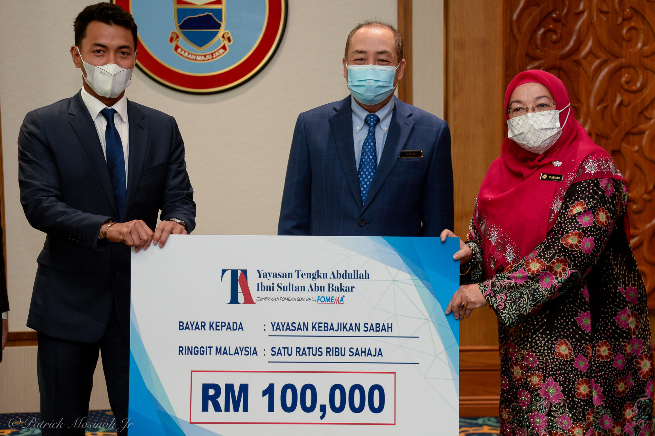 Rugayah (kanan) menerima sumbangan daripada Yayasan Tengku Abdullah, Tengku Bakar sambil disaksikan oleh Ketua Menteri Datuk Seri Hajiji Noor. See