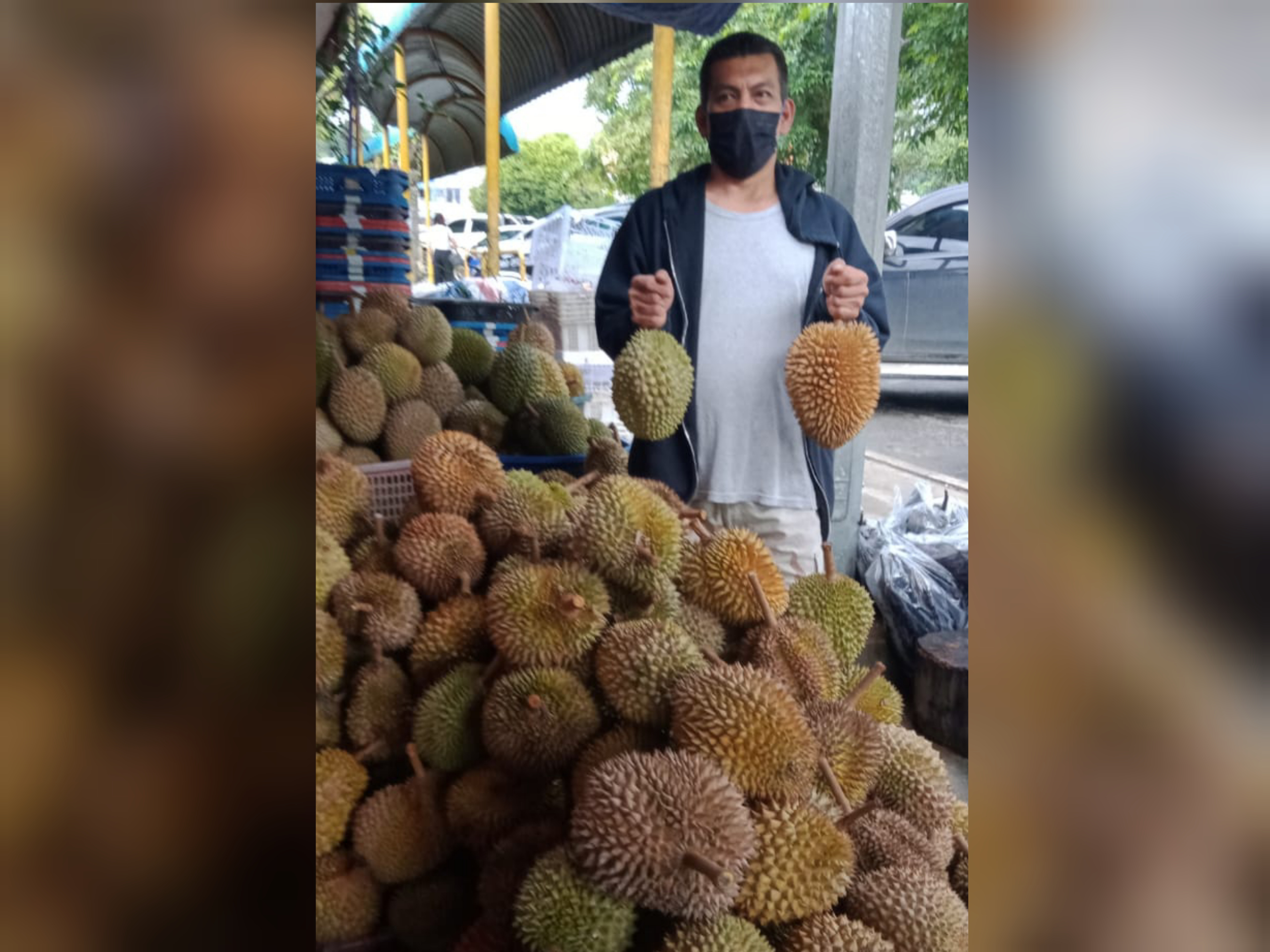 Zulkefli menunjukkan durian jenis tembaga dijual di pasar terbuka pekan Ranau.