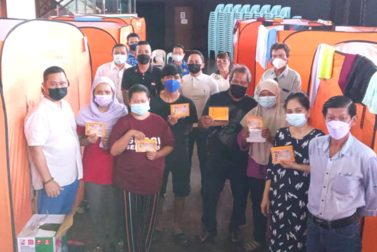 Mangsa kebakaran menunjukkan dokumen IMM13 yang dimiliki mereka.