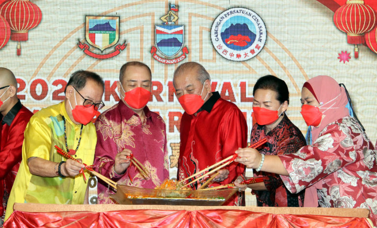 Ketua Menteri, Datuk Seri Hajiji Noor diiringi Presiden Gabungan Persatuan Cina Sabah (FCAS), Tan Sri TC Goh menyempurnakan upacara menggaul Lau Sang sempena Majlis Pembukaan Rasmi Karnival Tahun Baharu Cina 2022 di Lintasan Deasoka di sini, hari ini.