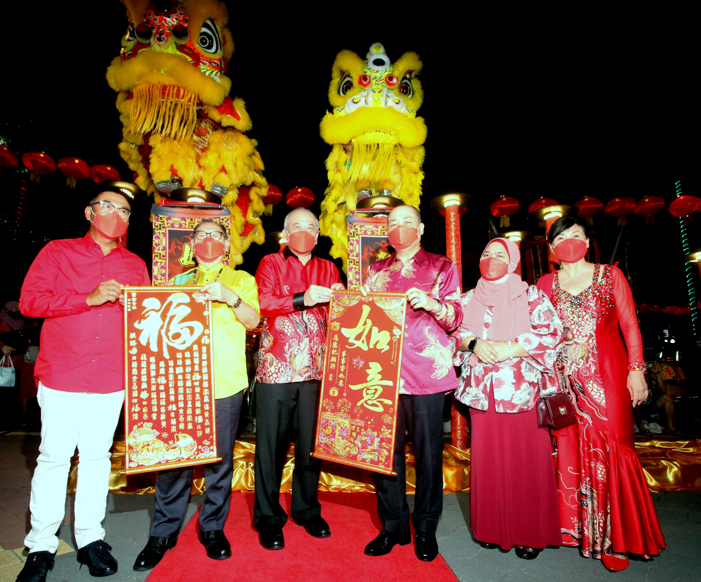 Ketua Menteri, Datuk Seri Hajiji Noor diiringi Presiden Gabungan Persatuan Cina Sabah (FCAS), Tan Sri TC Goh ketika hadir pada Majlis Pembukaan Rasmi Karnival Tahun Baharu Cina 2022 di Lintasan Deasoka di sini, hari ini.
