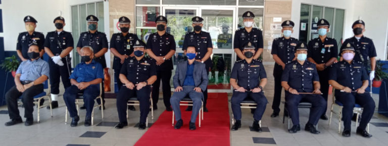 merakam gambar bersama Datuk Jonathan (duduk empat kanan) dan DSP Simiun (duduk tiga kiri).