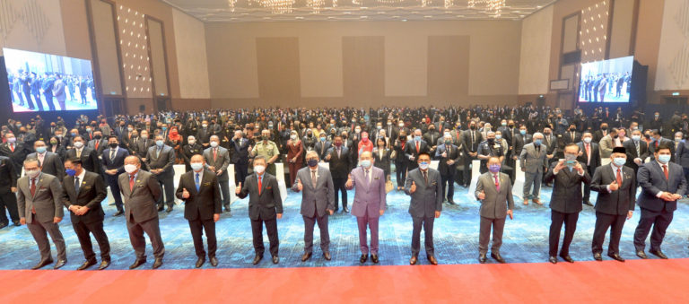 Hajiji merakamkan gambar kenangan bersama penjawat awam di SICC.