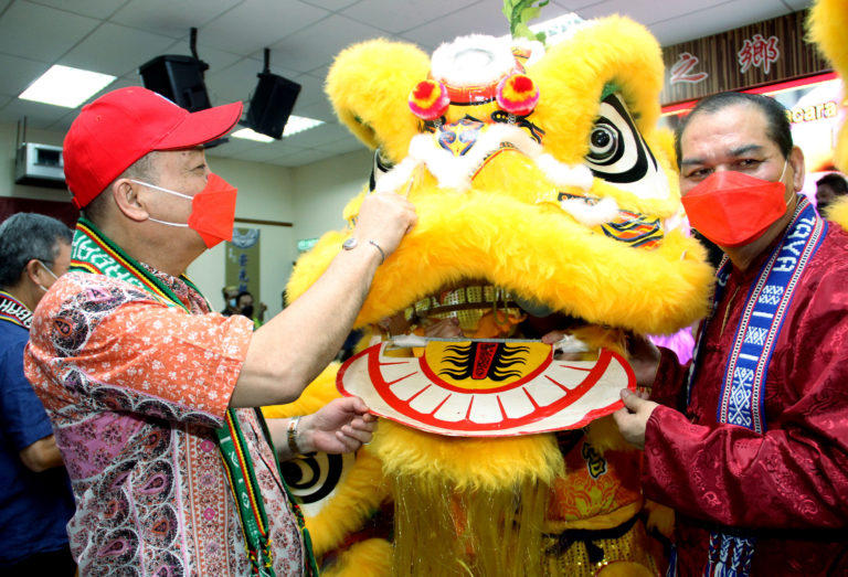 Ketua Menteri, Datuk Seri Hajiji Noor (kiri) menyempurnakan upacara menitik mata singa sempena Majlis Penyerahan Kepala Singa kepada Dewan Perniagaan Tionghua Ranau dan Upacara Perasmian Sambutan Tahun Baharu Cina 2022 di Dewan Persatuan Hakka di Ranau, hari ini.