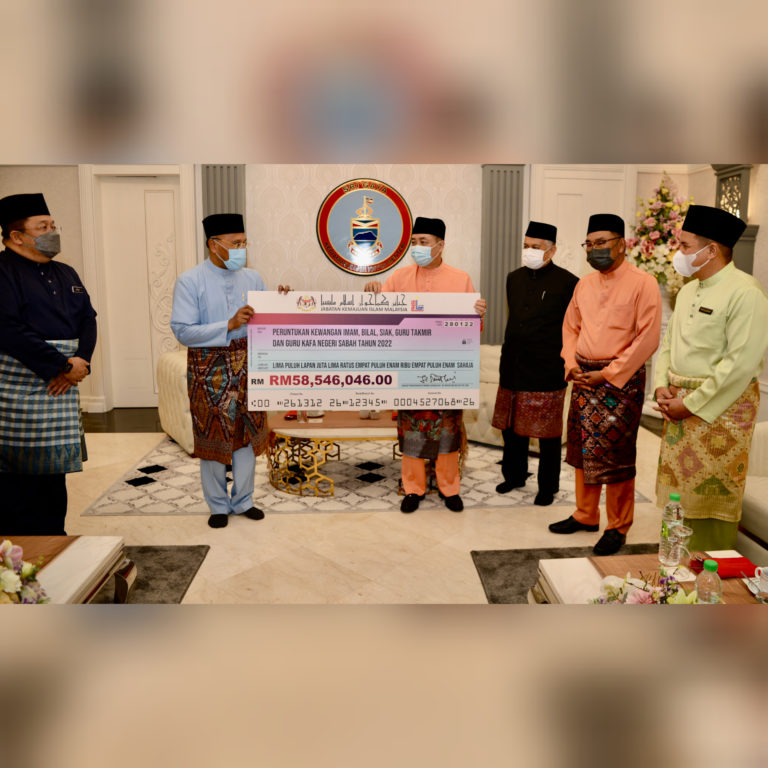 Senator Idris Ahmad (dua kiri) menyampaikan cek replika berjumlah RM58,546,046 juta kepada Ketua Menteri Datuk Seri Hajiji Noor di Seri Gaya pada Jumaat.