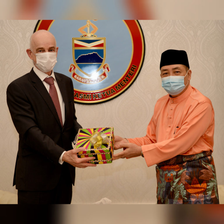 Hajiji (kanan) menyampaikan cenderahati kepada Duta Netherlands ke Malaysia, Aart Jacobi semasa kunjungan hormat di Seri Gaya pada Jumaat.