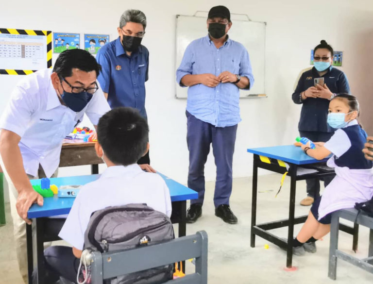 Timbalan Menteri Pendidikan Datuk Mohamad Alamin (kiri) diiringi Pembantu Menteri Pelancongan, Kebudayaan dan Alam Sekitar yang juga Ahli Dewan Undangan Negeri (ADUN) Kiulu, Datuk Joniston Bangkuai, timbalan ketua pengarah pendidikan Datuk Pkharuddin Ghazali dan pengarah pendidikan Sabah Datuk Dr Mistrine Radin melawat SK Giok di Kiulu.