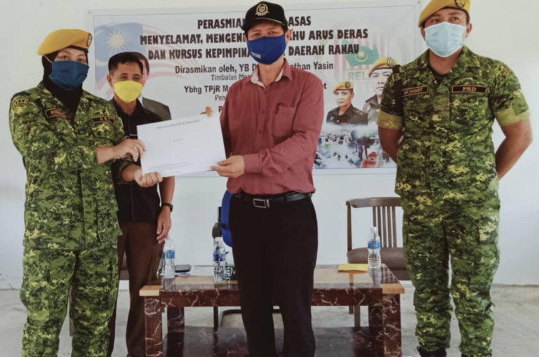 Wakil peserta menerima Sijil Penyertaan disampaikan  Datuk Jonathan (tengah) diperhatikan Ag.Damit dan Mairy.