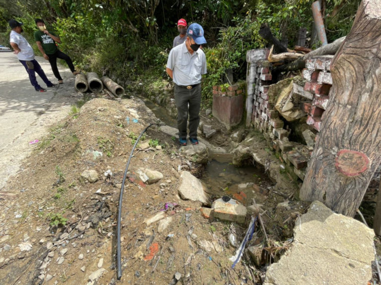 Dr. Joachim melihat keadaan pembetung di Kg. Dumpiring, Kundasang Ranau yang pecah dan tidak dapat menampung air menyebabkan air melimpah ke aras jalan.