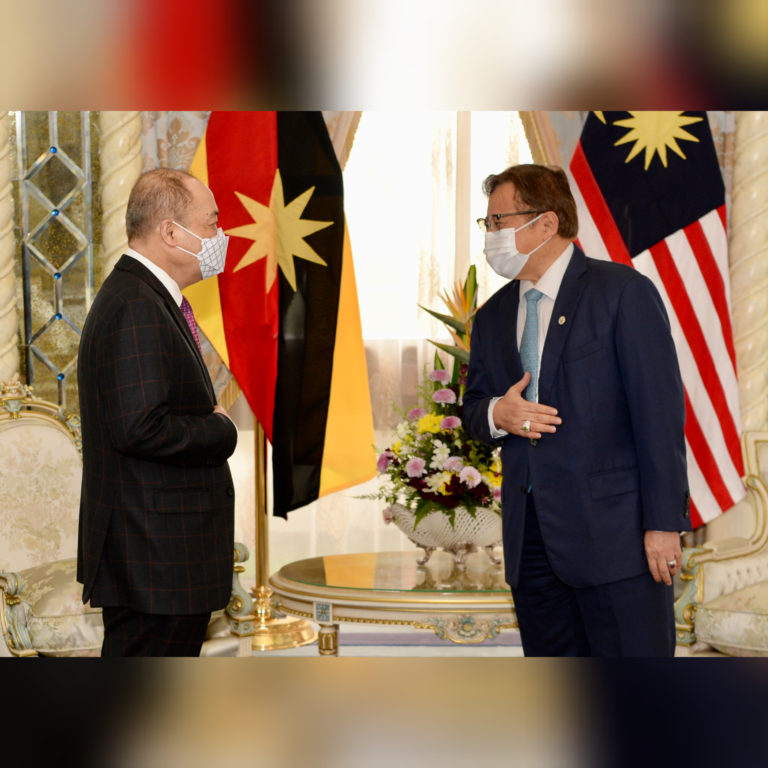 Datuk Seri Hajiji Noor disambut oleh Datuk Patinggi Tan Sri Abang Johari Tun Openg di Wisma Bapa Malaysia di Kuching hari ini.