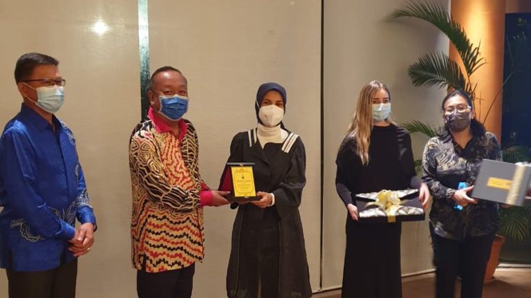 Datuk Jafry Ariffin (dua kiri) menyampaikan momento kepada Duta Turki ke Malaysia Dr Merve Safa Kavakçi. (Dari kiri ke kanan) Setiausaha Tetap Kementerian Pelancongan, Kebudayaan dan Alam Sekitar Sabah Datuk Sr Yusrie Abdullah; Penyelam Turki dan penyelam bebas pemegang rekod dunia, Sahika Ercumen; dan Ketua Pegawai Eksekutif Lembaga Pelancongan Sabah Noredah Othman.