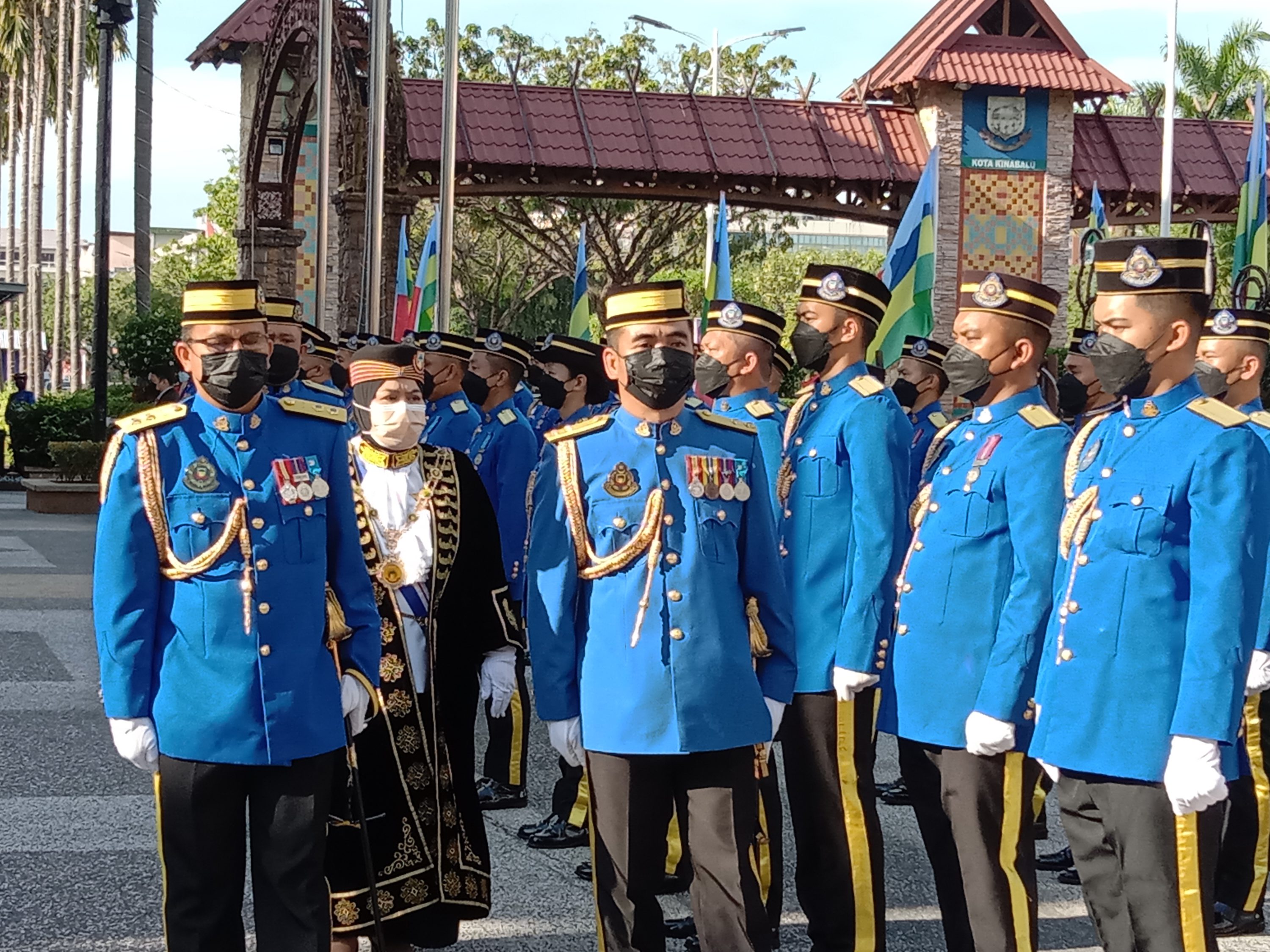 Mayor Bandaraya Kota Kinabalu Datuk Noorliza Awang Alip memeriksa Pasukan Kawalan Kehormat DBKK sempena Ulang Tahun Ke-22 Bandaraya Kota Kinabalu di perkarangan bangunan DBKK, pada Rabu.