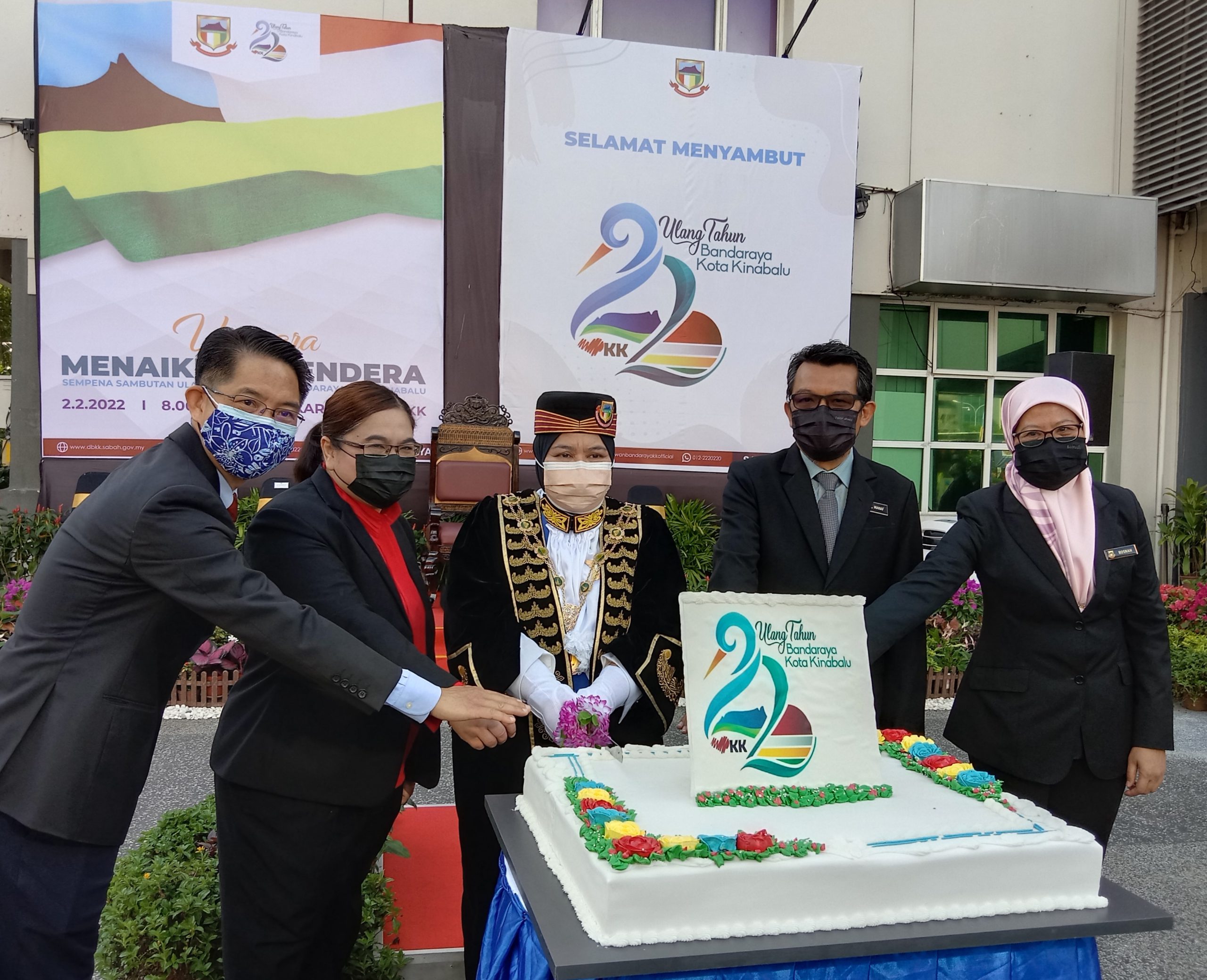 Mayor Bandaraya Kota Kinabalu Datuk Noorliza Awang Alip (tengah) bersama pegawai-pegawai tertinggi DBKK memotong kek sempena Ulang Tahun Ke-22 Bandaraya Kota Kinabalu di perkarangan bangunan DBKK, pada Rabu.