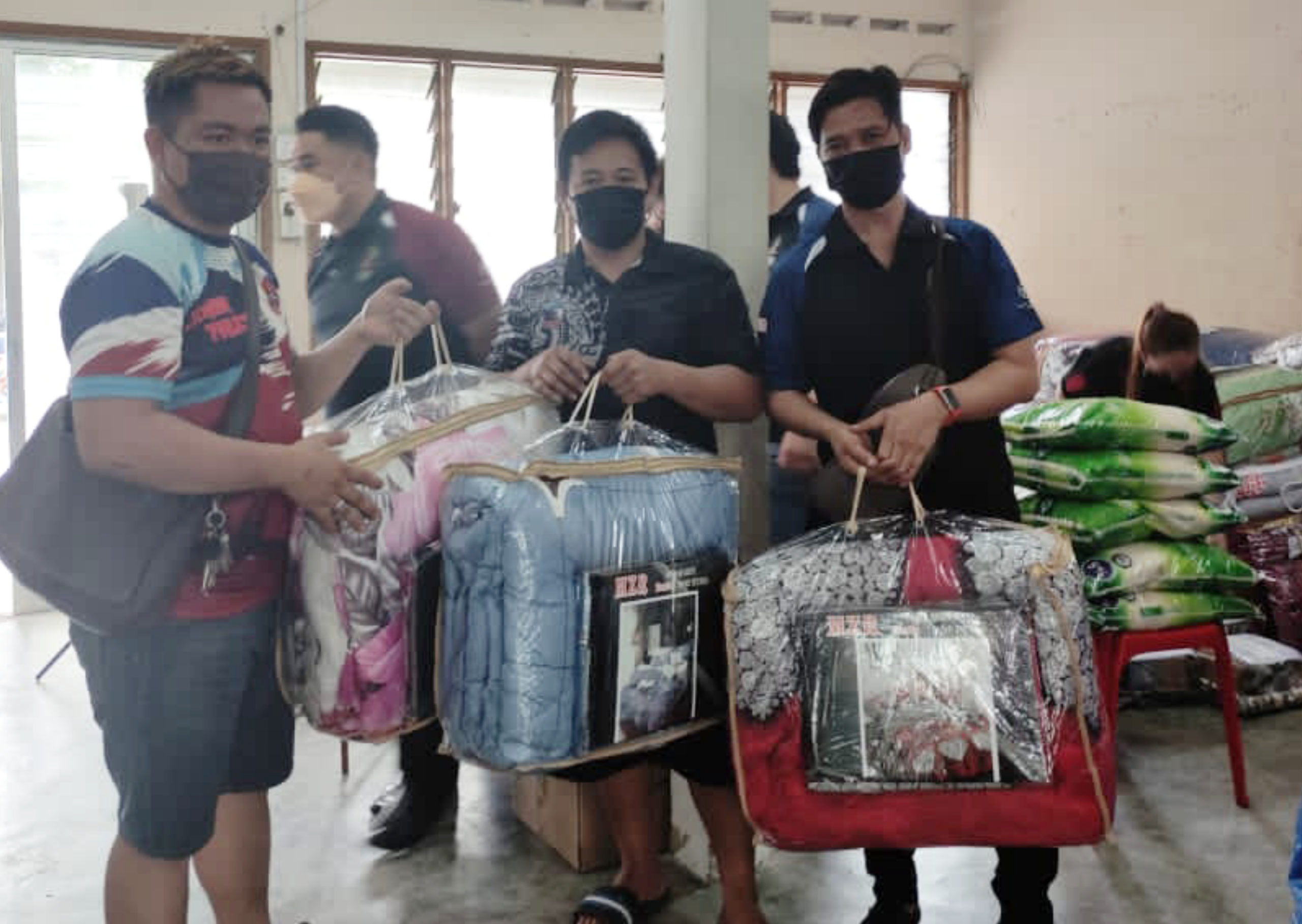 Antara warga Borneo yang terjejas banjir menerima bantuan barang keperluan dan makanan.