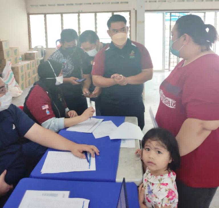 Edward berbual dengan salah seorang penerima bantuan dari kalangan warga Borneo yang terjejas banjir.
