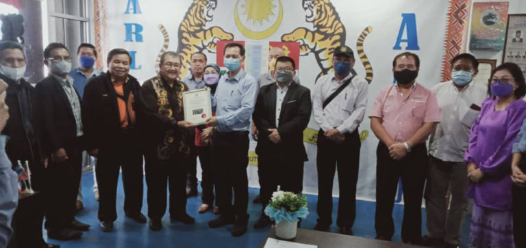 Datuk Jonathan (tengah) menerima cenderakenangan disampaikan oleh Deen Erwan diperhatikan yang lain.