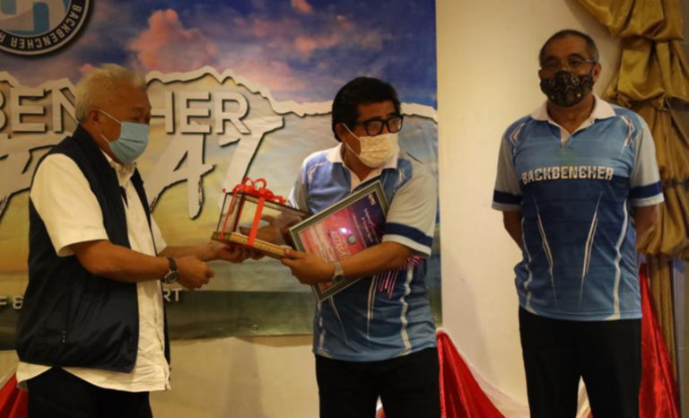 Bung diiringi (kiri) oleh Salleh menyampaikan cendera kenangan kepada Md Alwi selepas menyampaikan ceramah semasa majlis tersebut.