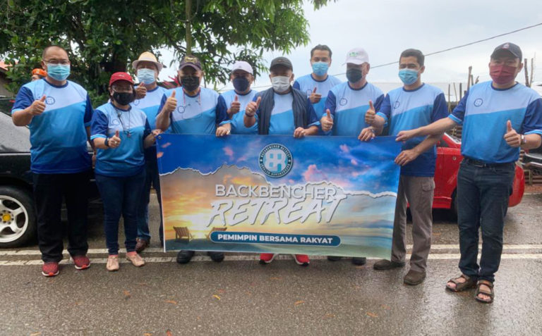 Bung (Tengah) bersama wakil wakil rakyat yang lain menunjukkan isyarat bagus setelah menyelesaikan tugas CSR di kampung Langung Ayang Kudat.