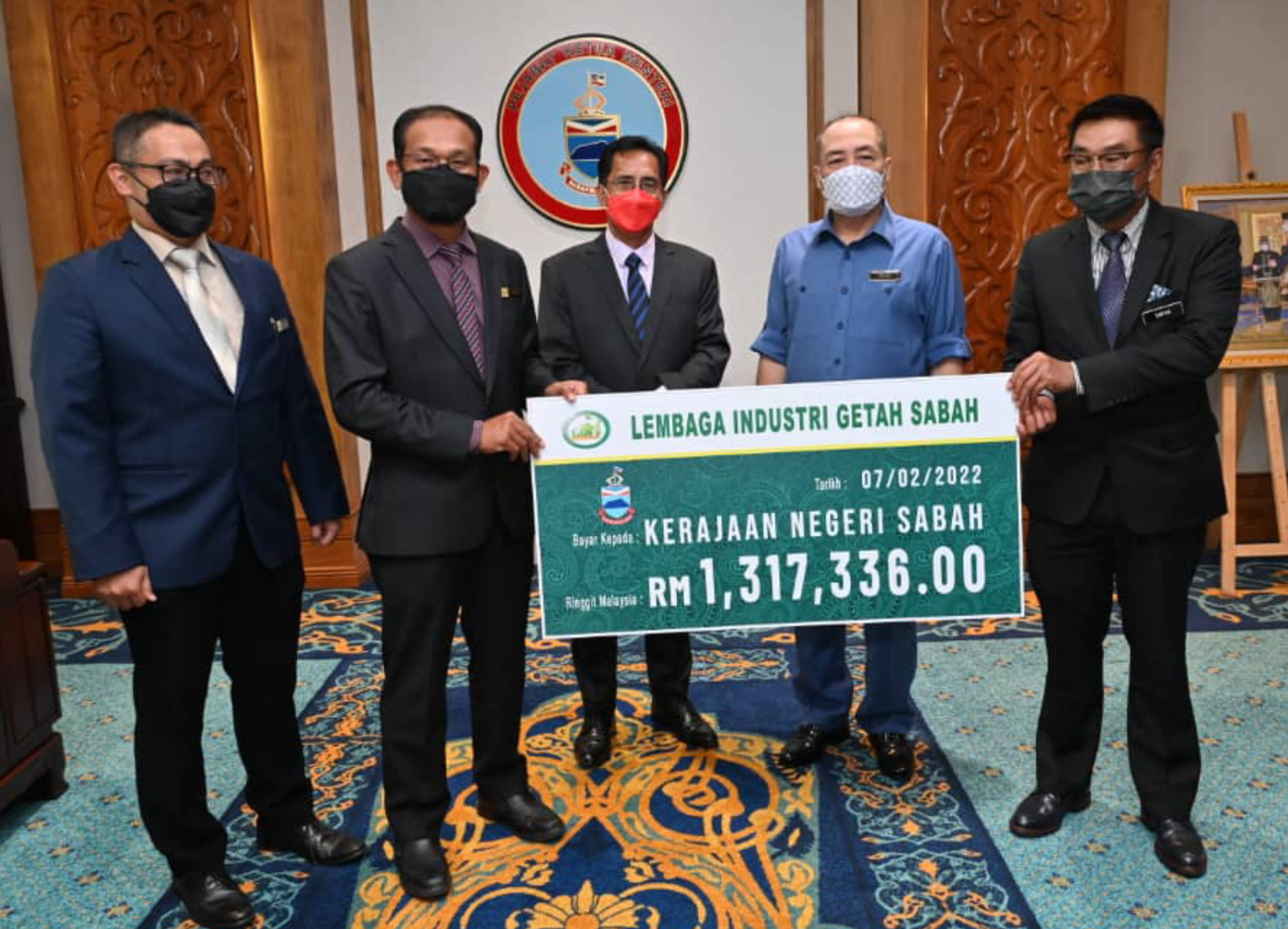 Ketua Menteri, Datuk Seri Hajiji Noor menyaksikan penyerahan dividen daripada LIGS sebanyak RM1,317,336.00 oleh Pengurus Besarnya, Sabdil Tanjong kepada Datuk Seri Sr Safar Untong.