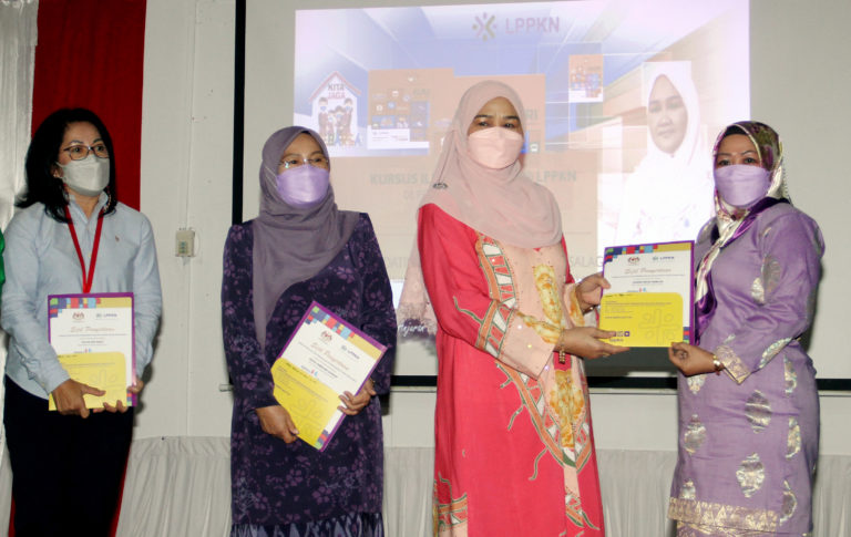 Isteri Ketua Menteri merangkap Yang Dipertua Pertubuhan Muafakat Titipan Amal Isteri Wakil Rakyat, Gabungan Rakyat Sabah (MUTIARA GRS), Datin Seri Juliah Salag (dua kanan) menyampaikan sijil penyertaan kepada salah seorang peserta sempena Majlis Penutupan Kursus Ilmu Keluarga@LPPKN di Majlis Daerah Tuaran pada Selasa.