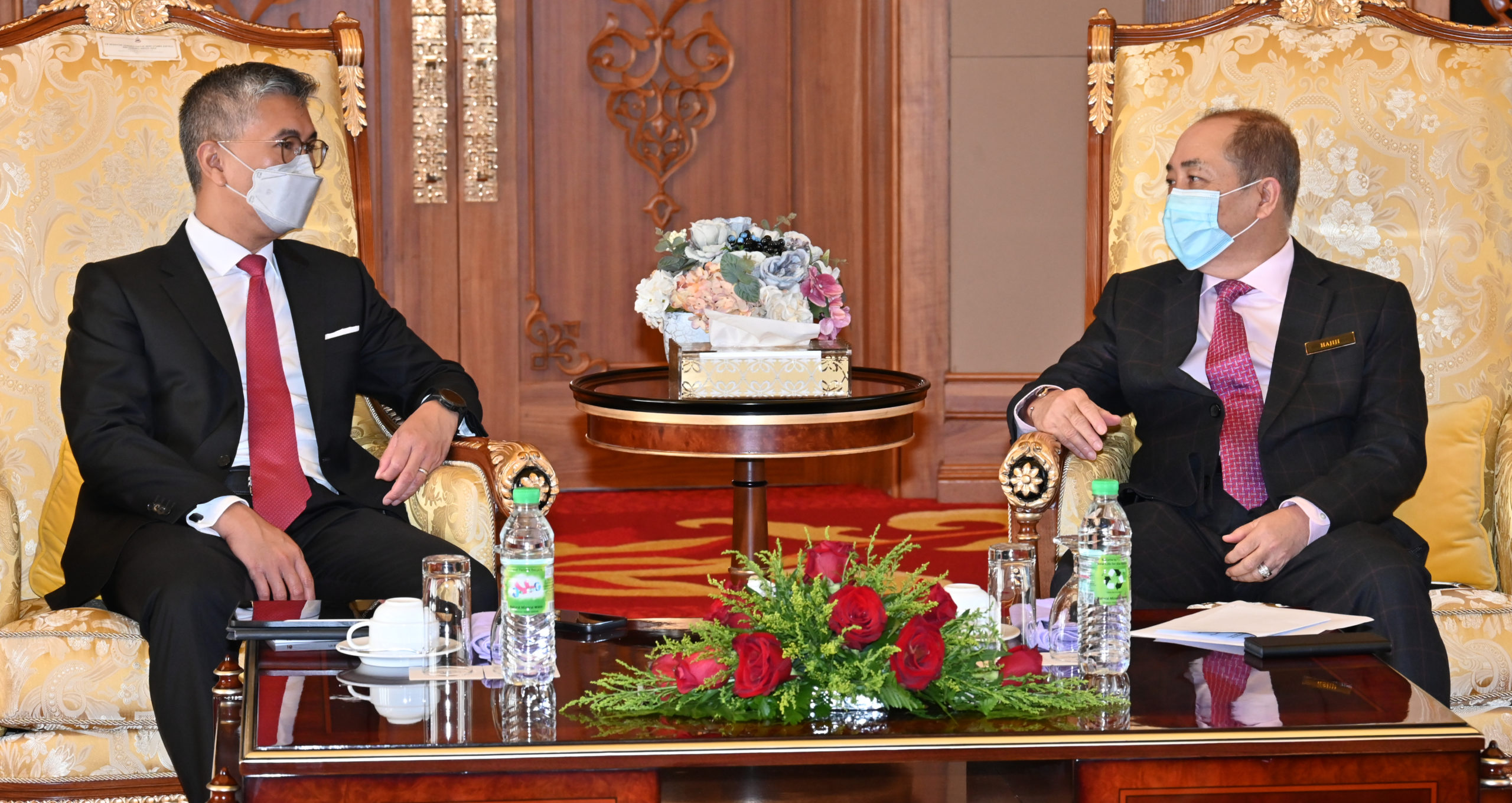 Ketua Menteri, Datuk Seri Hajiji Noor (kanan) berbincang dengan Tengku Datuk Seri Zafrul Tengku Abdul Aziz semasa kunjungan hormat.