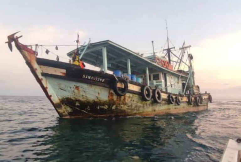 Bot pukat tunda yang ditahan oleh Maritim Malaysia.