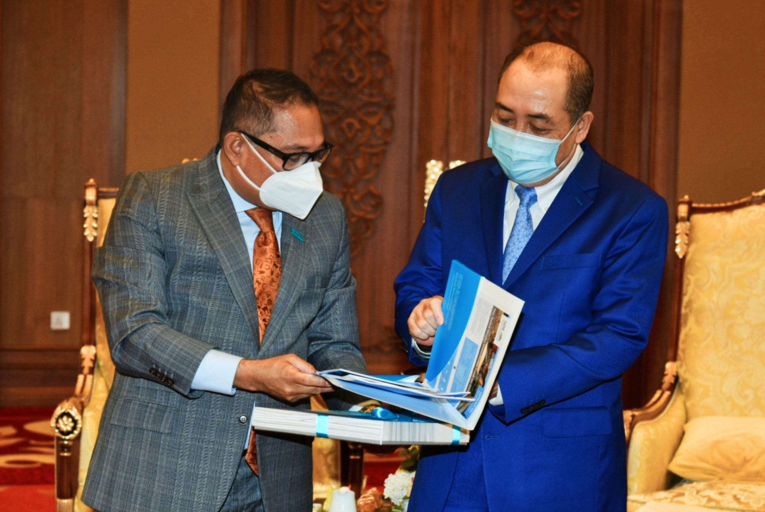 Wakil UNICEF Malaysia, Dr Rashed Mustafa Sarwar (kiri) menyampaikan beberapa penemuan pertubuhan itu kepada Ketua Menteri Datuk Seri Hajiji Noor selepas pertemuan mereka di Menara Kinabalu pada Isnin.