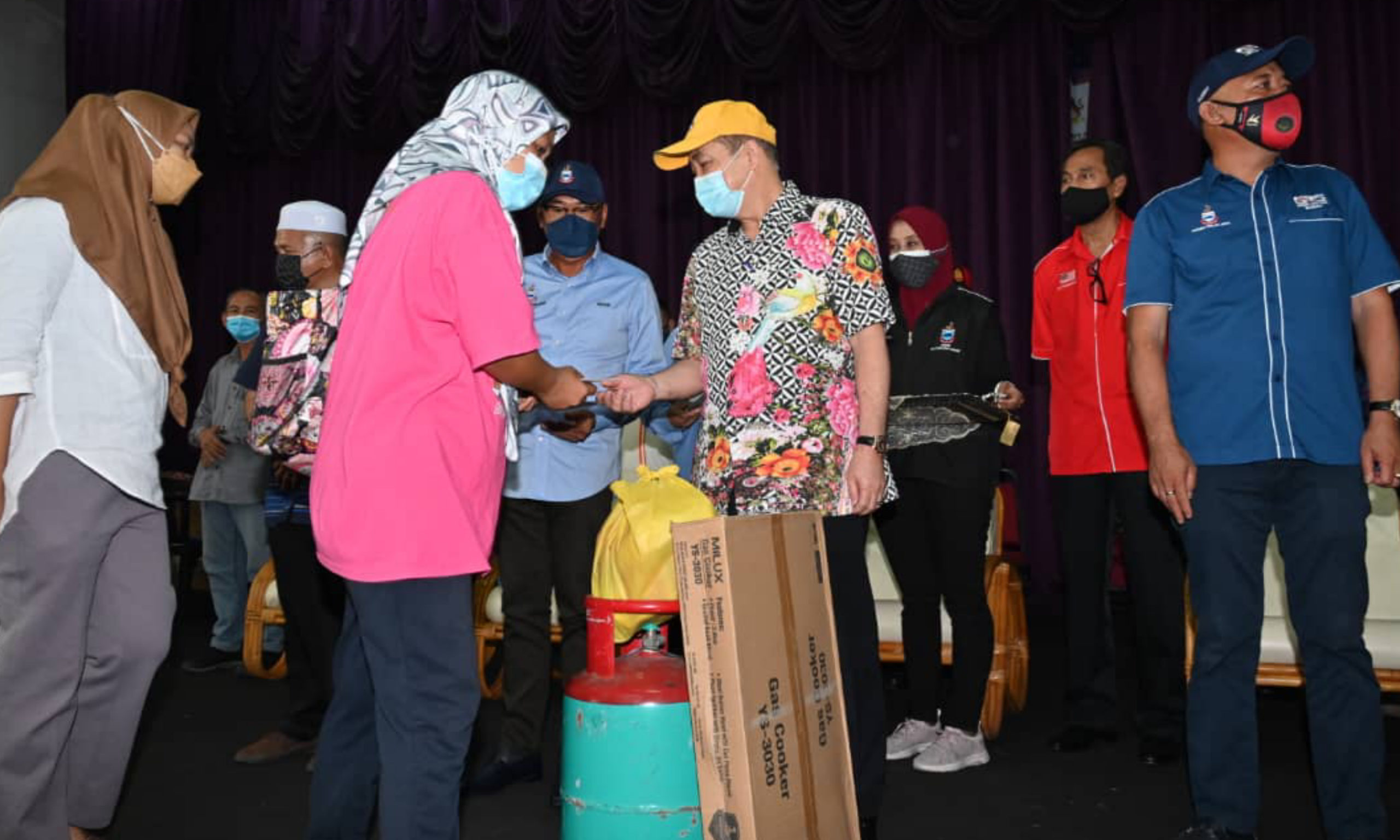 Ketua Menteri, Datuk Seri Hajiji Noor menyerahkan Bantuan Wang Ihsan kepada KIR mangsa kebakaran Kampung Landung Ayang, Kudat.