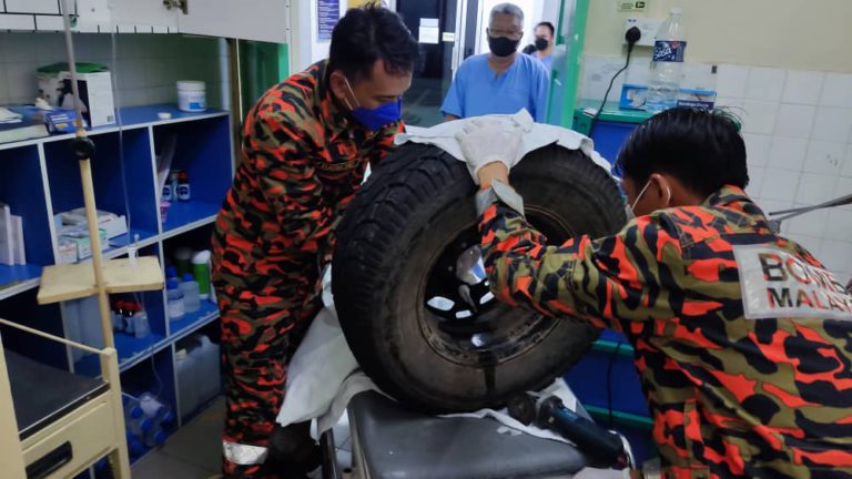 Pasukan Bomba bertindak mengeluarkan jari seorang kanak-kanak lelaki tersangkut di dalam rim kenderaan di hospital Kota Marudu semalam. - Foto Ihsan JBPM Sabah