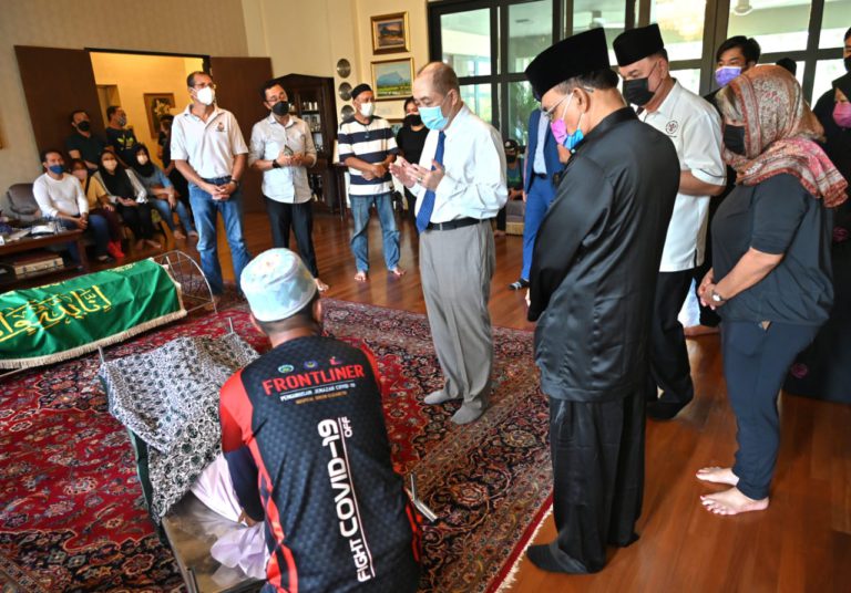 Ketua Menteri Ziarah Keluarga Allahyarham Toh Puan Rahimah