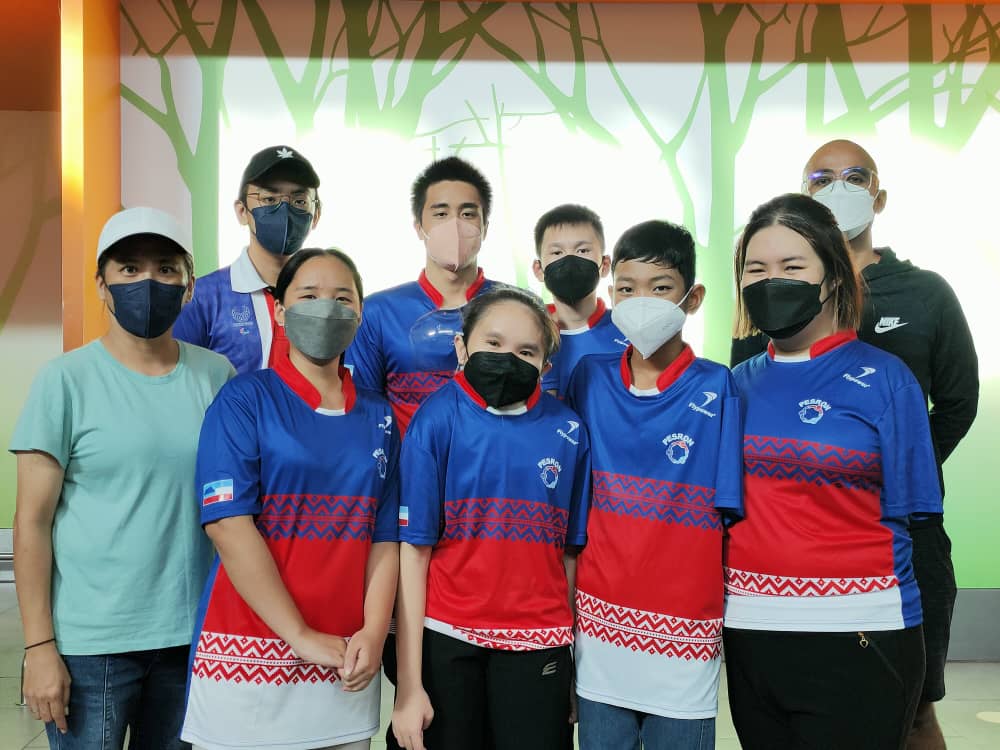Pasukan atlet para Sabah (Renang) dan jurulatih.