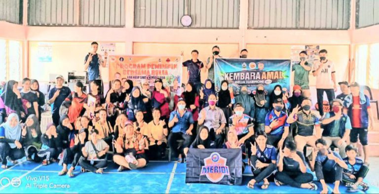 Yubidi (duduk, tengah) bersama ahli Kelab Belia yang hadir dalam program Pemimpin Bersama Belia, kelmarin..