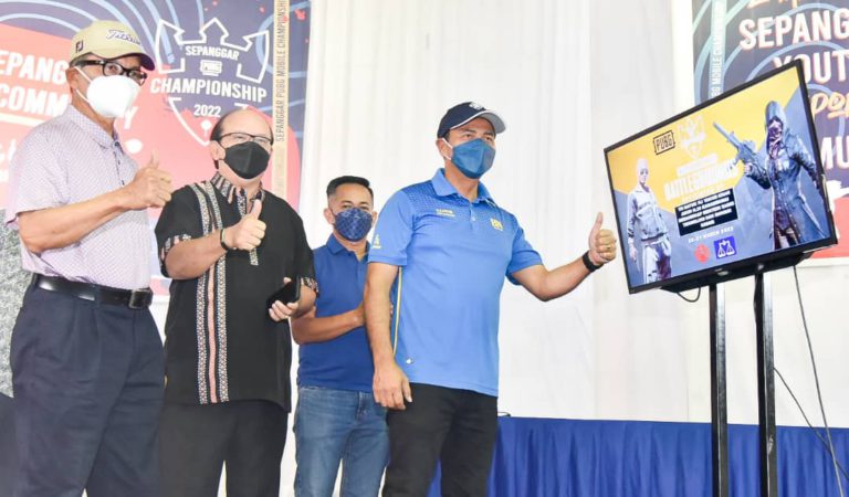 Datuk Yakub Khan semasa merasmikan Kejohanan Sepanggar P.U.B.G Mobile Championship 2022, di Dewan Masyarakat Manggatal pada Sabtu.