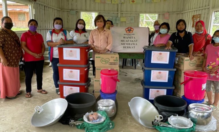 Linda (lima dari kiri) dalam sesi penyerahan sumbangan Mutiara GRS kepada gereja dan balairaya Mukim Pinawantai, di Balairaya Kg. Togop Laut, Ranau.