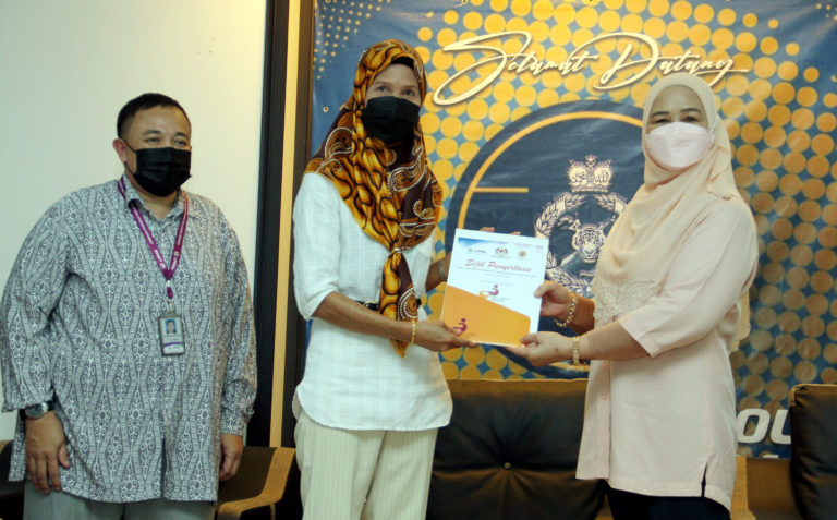 Isteri Ketua Menteri merangkap Yang Dipertua Pertubuhan Muafakat Titipan Amal Isteri Wakil Rakyat, Gabungan Rakyat Sabah (MUTIARA GRS), Datin Seri Juliah Salag (kanan) menyampaikan sijil penyertaan kepada salah seorang peserta sempena Majlis Perasmian Program Jerayawara Keluarga Malaysia: Keluarga@Kerja di Dewan Serbaguna Balai Polis Tuaran pada Khamis.