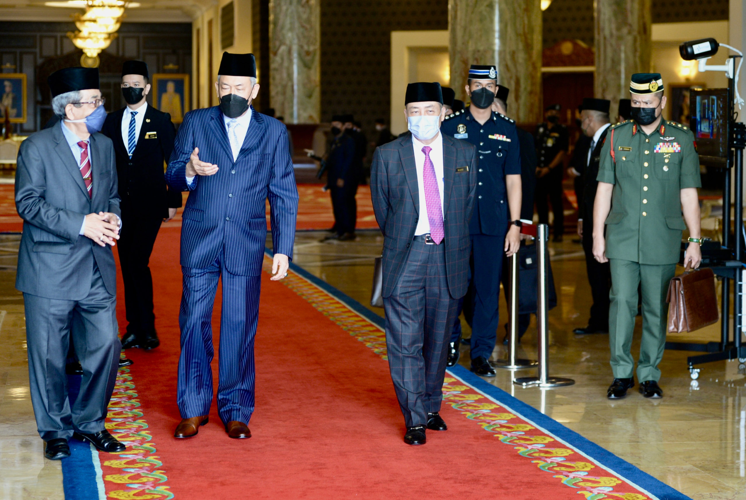 Ketua Menteri, Datuk Seri Hajiji Noor mengiringi Yang Dipertua Negeri, Tun Juhar Mahiruddin (dua kiri) sempena Mesyuarat Majlis Raja-Raja ke-258, yang diadakan selama dua hari hingga esok, di Istana Negara.
