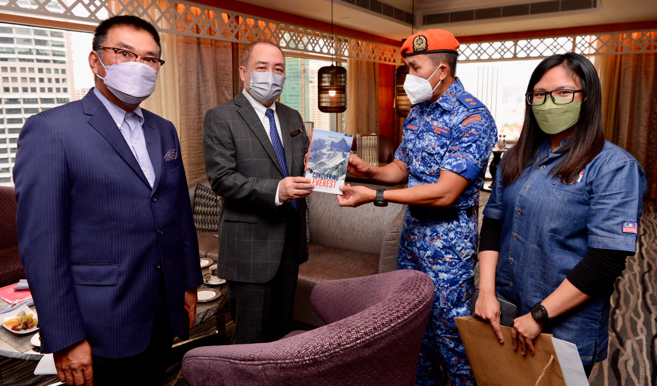 Ketua Menteri, Datuk Seri Hajiji Noor (dua kiri) bertemu dengan dua rakyat Sabah yang menyertai ekspedisi menawan Gunung Everest pada 26 Mac ini di Kuala Lumpur, pada Khamis.