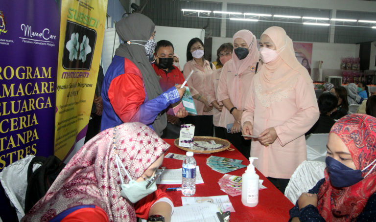 Isteri Ketua Menteri merangkap Yang Dipertua Pertubuhan Muafakat Titipan Amal Isteri Wakil Rakyat, Gabungan Rakyat Sabah (MUTIARA GRS), Datin Seri Juliah Salag melawat ruang pameran ketika hadir Majlis Perasmian Program Jelajah Kasih Keluarga Malaysia Peringkat Negeri Sabah dan Jerayawara Keluarga Malaysia: Keluarga@Kerja Dun N8 Pintasan Kota Belud di Dewan Serbaguna Embo Ali Kampung Pandasan di Kota Belud pada Sabtu.- Foto Ihsan JKM